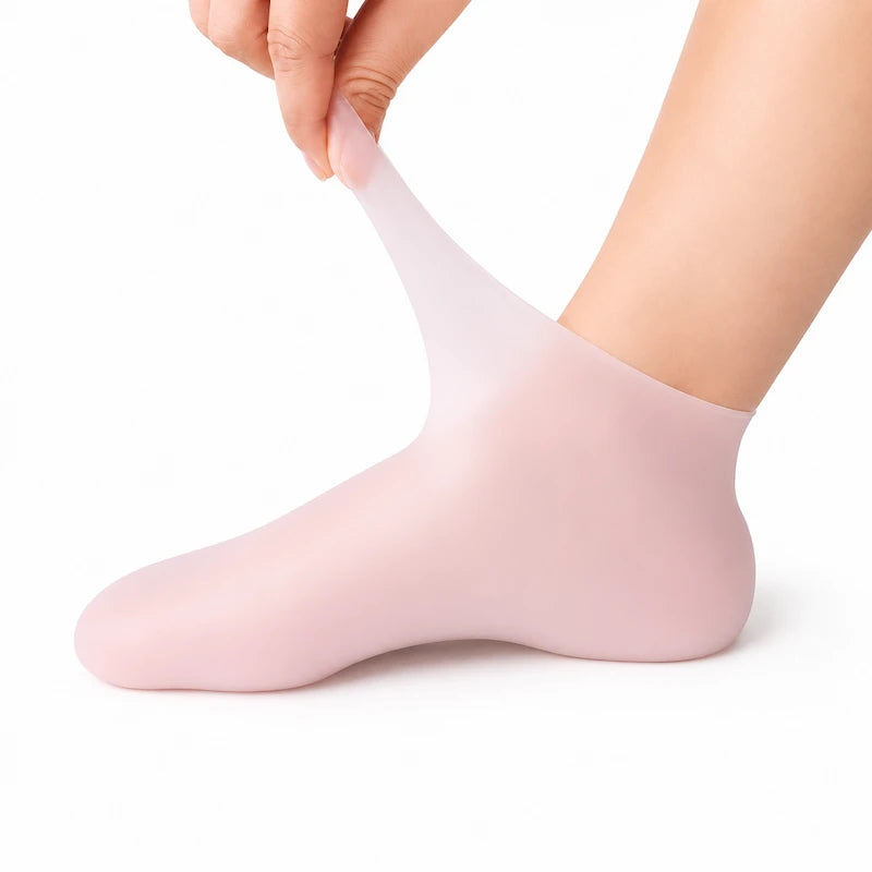 Meia de silicone hidratante sendo esticada no pé demonstrando elasticidade e ajuste confortável